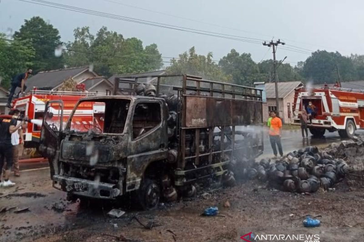 Mobil pengangkut gas epiji terbakar di Bangka Selatan