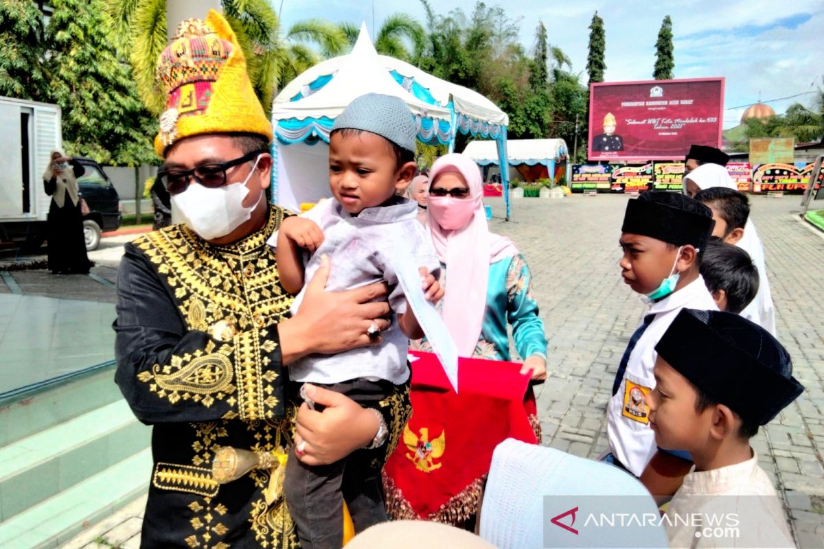 Bupati Aceh Barat gendong yatim usai HUT Meulaboh