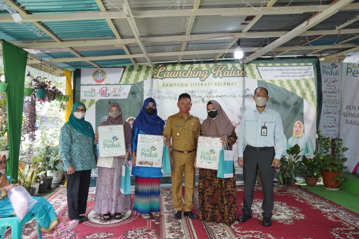 PLN Kalbar resmikan kampung literasi selamat Smart village