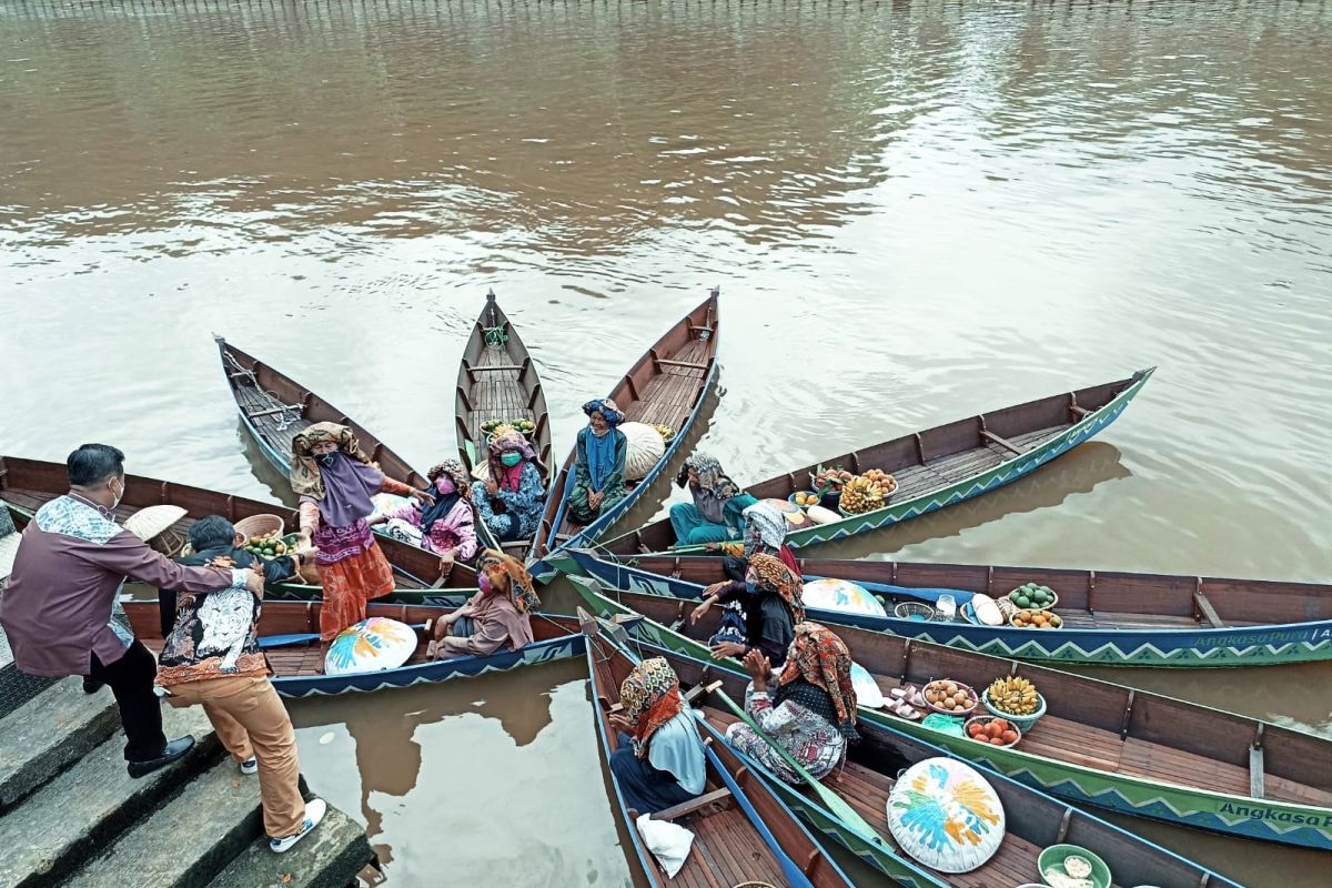 PT Angkasa Pura I serahkan bantuan 10 jukung ke Pemkot Banjarmasin