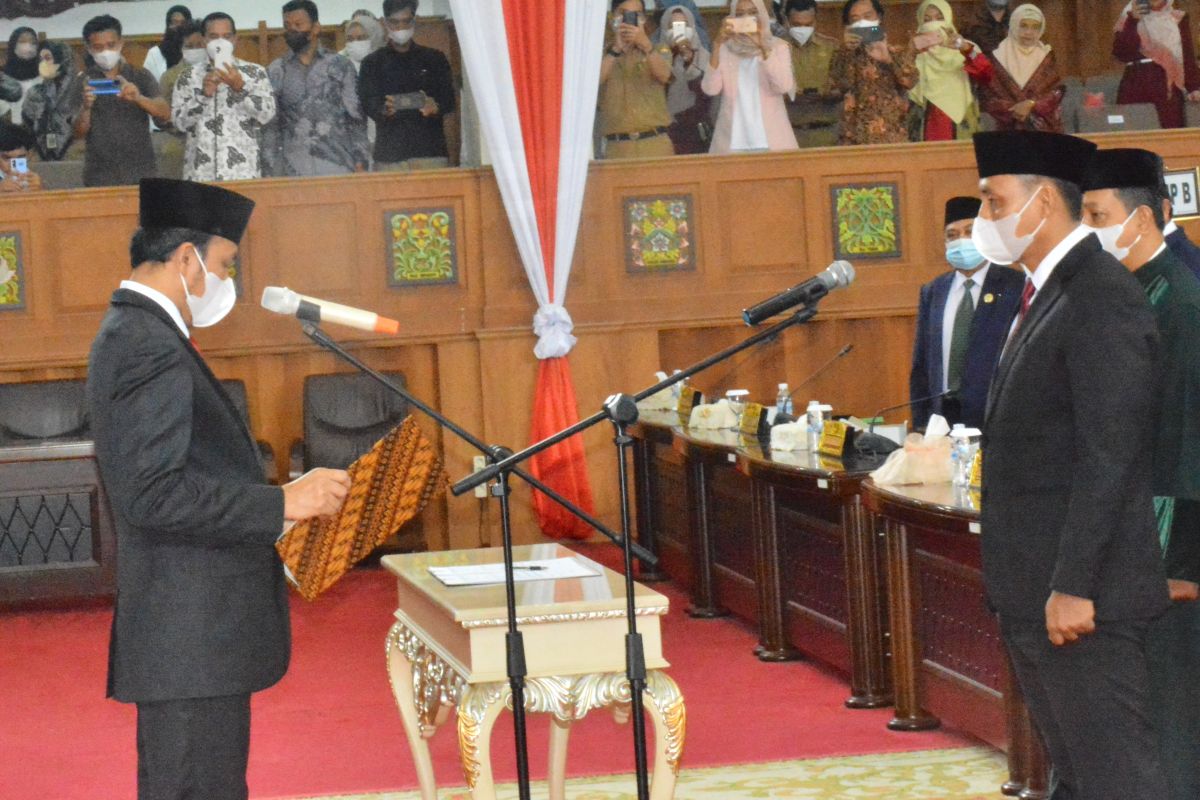 Ketua DPRD Lantik Samsul Riduan, PAW Zainul Arpan