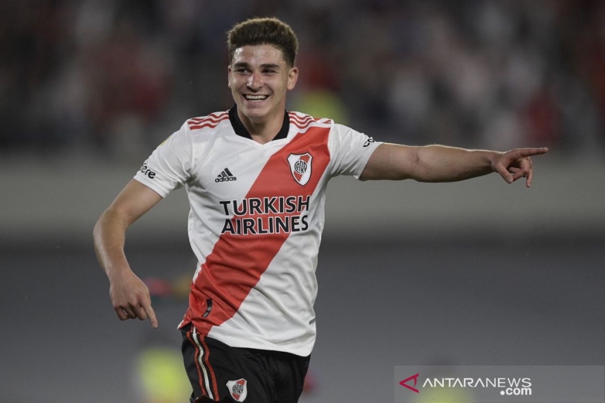 Real Madrid dan Sevilla bersaing untuk dapatkan penyerang River Plate Julian Alvarez