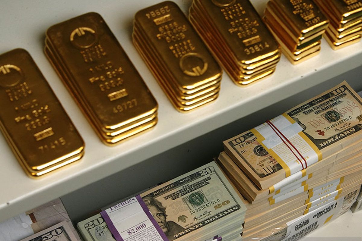Emas naik tipis di Asia saat dolar dan imbal hasil obligasi melemah