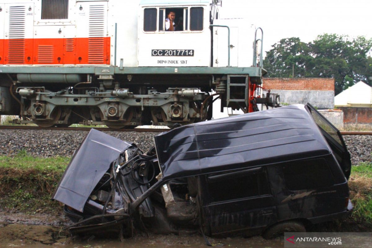 Tiga tewas setelah sebuah mobil ditabrak kereta api barang