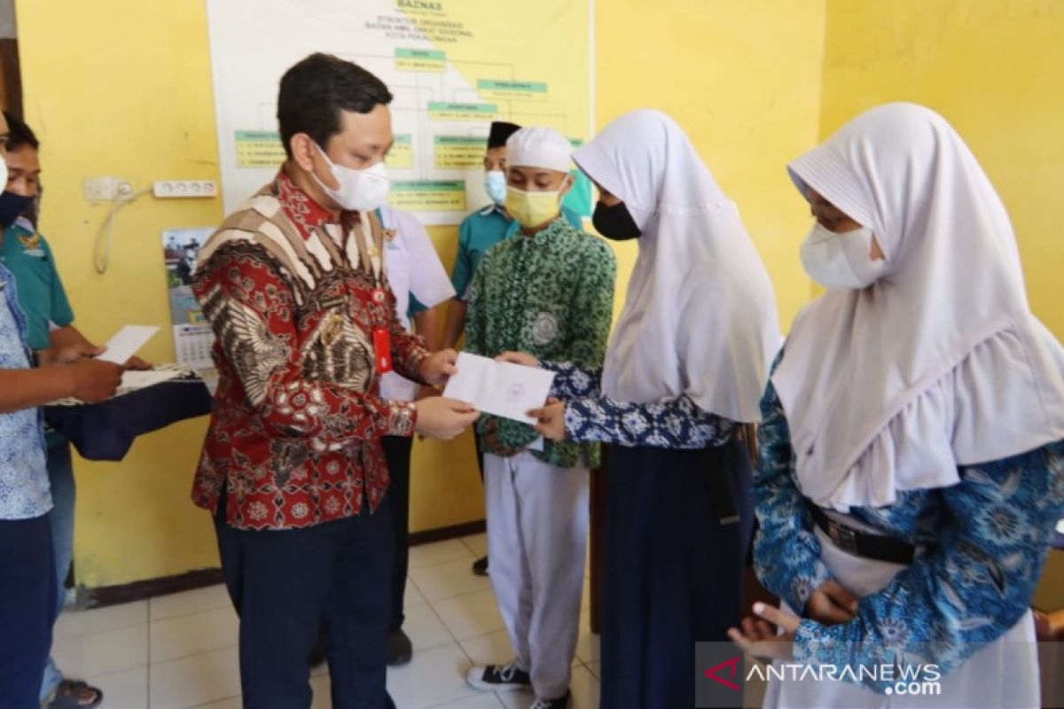 Baznas Pekalongan salurkan bantuan biaya pendidikan