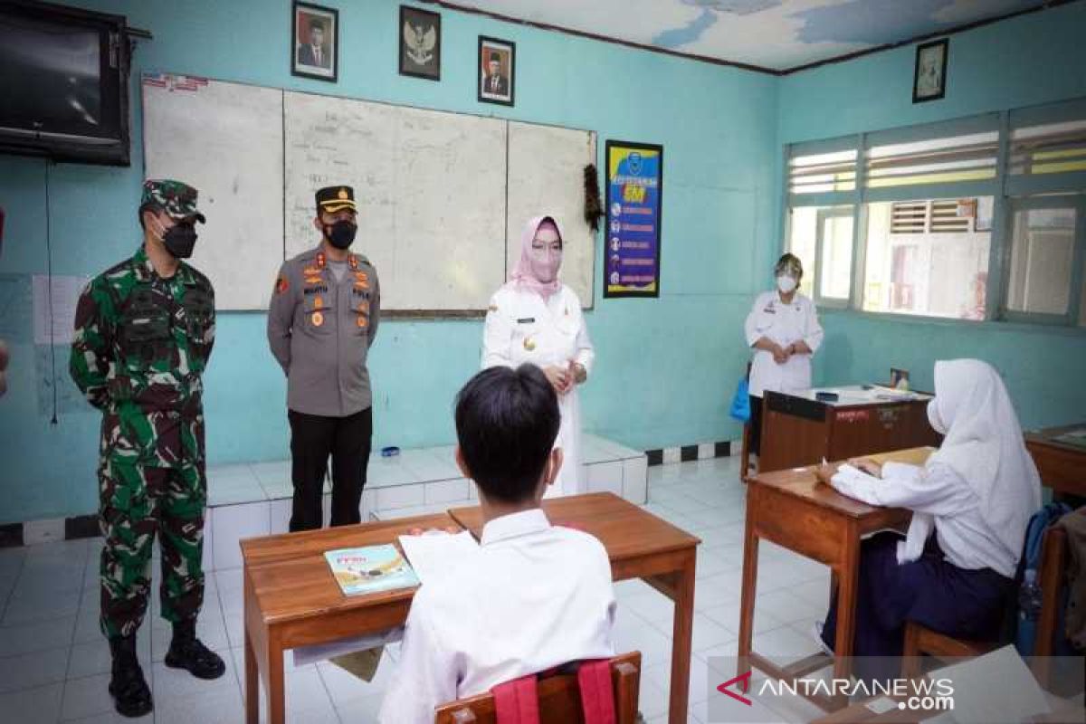 Bupati Sukoharjo ingatkan siswa selalu patuhi prokes saat  PTM