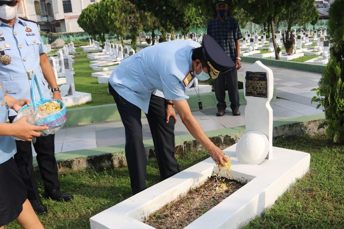 Kakanwil Kemenkumham Sumut ziarah ke Taman Makam Pahlawan