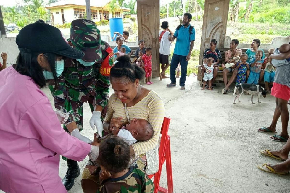 TNI  bantu Puskesmas berikan layanan kesehatan warga Yuweinda Keerom