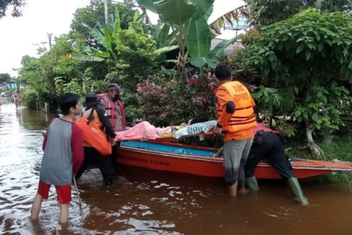 Polres Sanggau evakuasi warga terdampak banjir luapan Sungai Sekayam