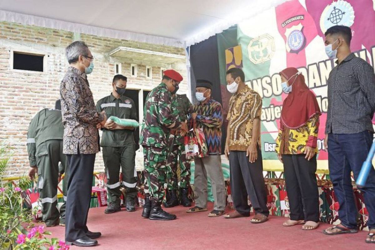 Danjen Kopassus menyalurkan bansos warga terdampak COVID-19 di Bantul