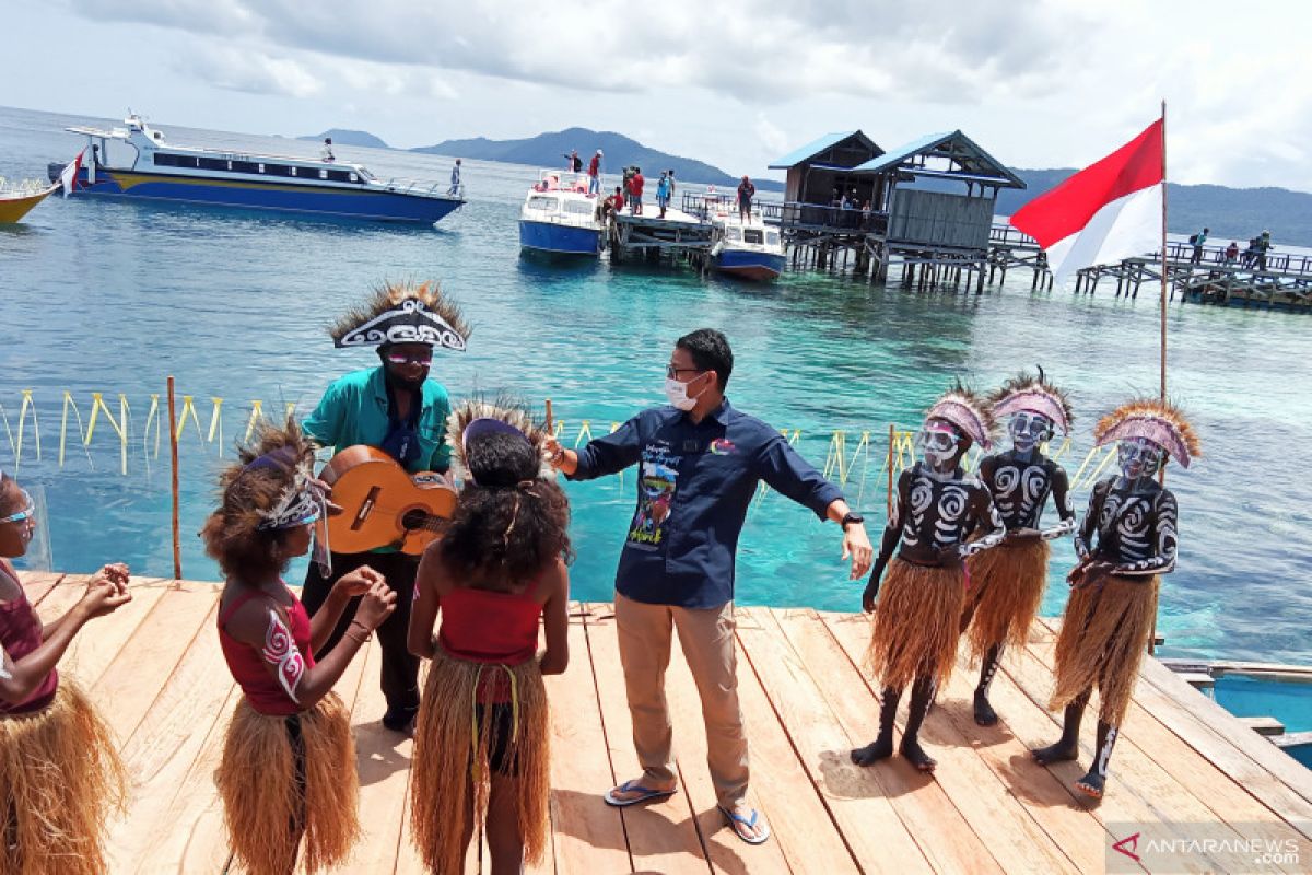 Menparekraf tanam terumbu karang di Raja Ampat Papua Barat