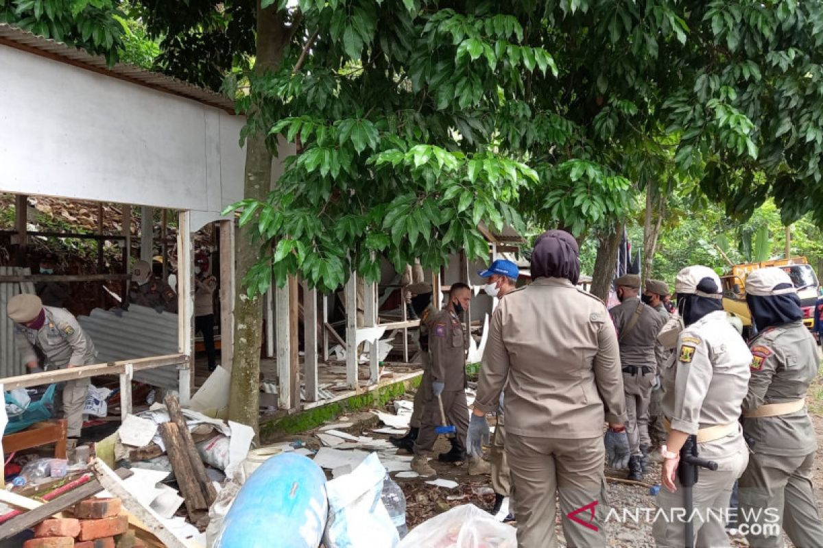 Petugas bongkar paksa bangunan liar di jalur wisata Palabuhanratu