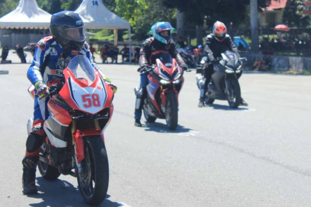 Uji ketangkasan komunitas Honda di Acara CBR Track Day