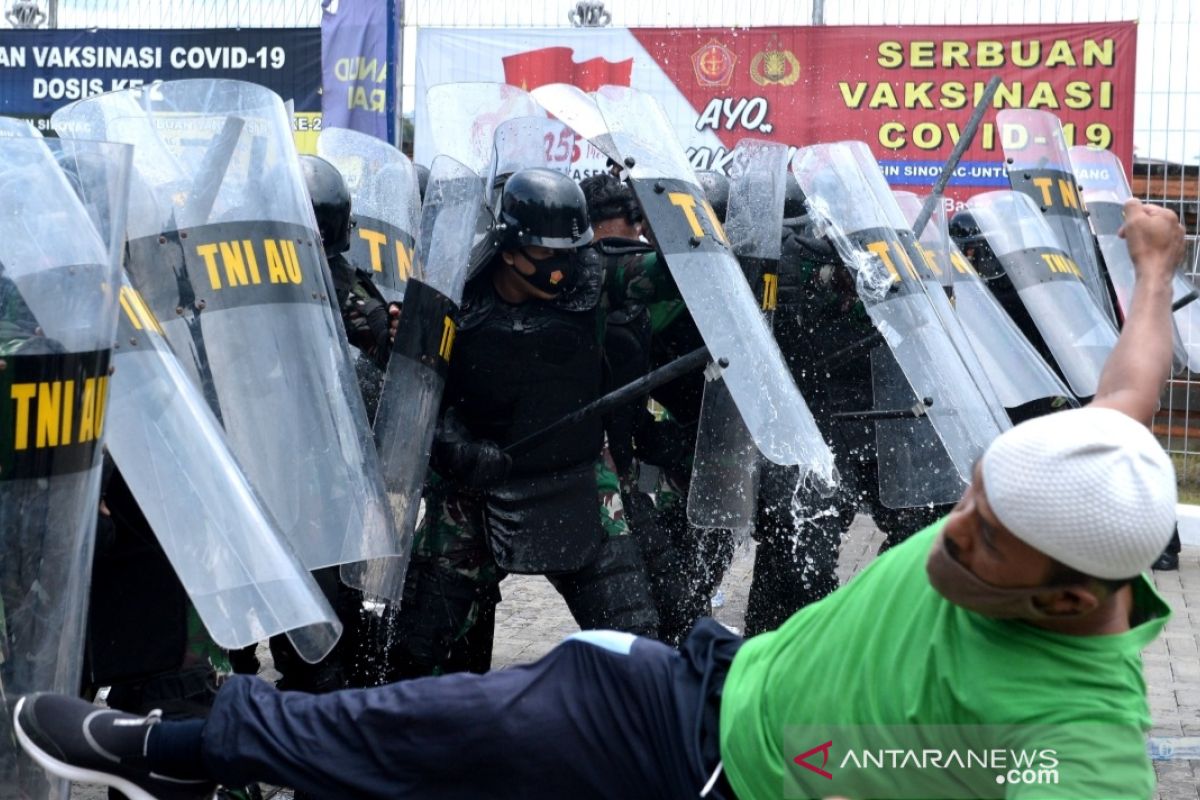 Lanud I Gusti Ngurah Rai simulasikan penanggulangan huru-hara