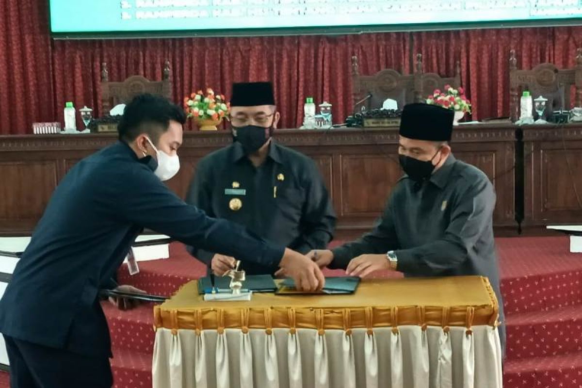 Enam fraksi DPRD HSS setujui tiga raperda menjadi perda