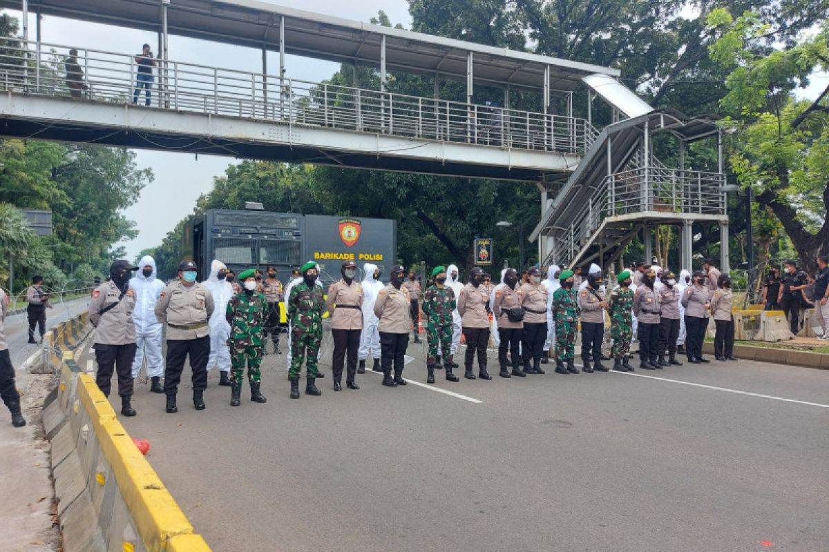 Polisi tutup Jalan Medan Merdeka Barat karena ada demo buruh