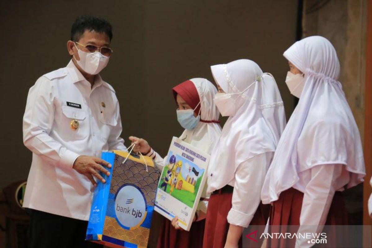 Sebanyak 50.000 pelajar di Kota Tangerang terima buku tabungan program Kejar