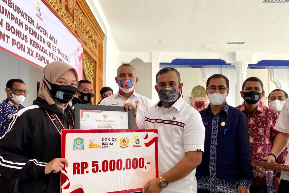 Bupati serahkan bonus untuk tiga atlet asal Aceh Jaya peraih medali PON Papua