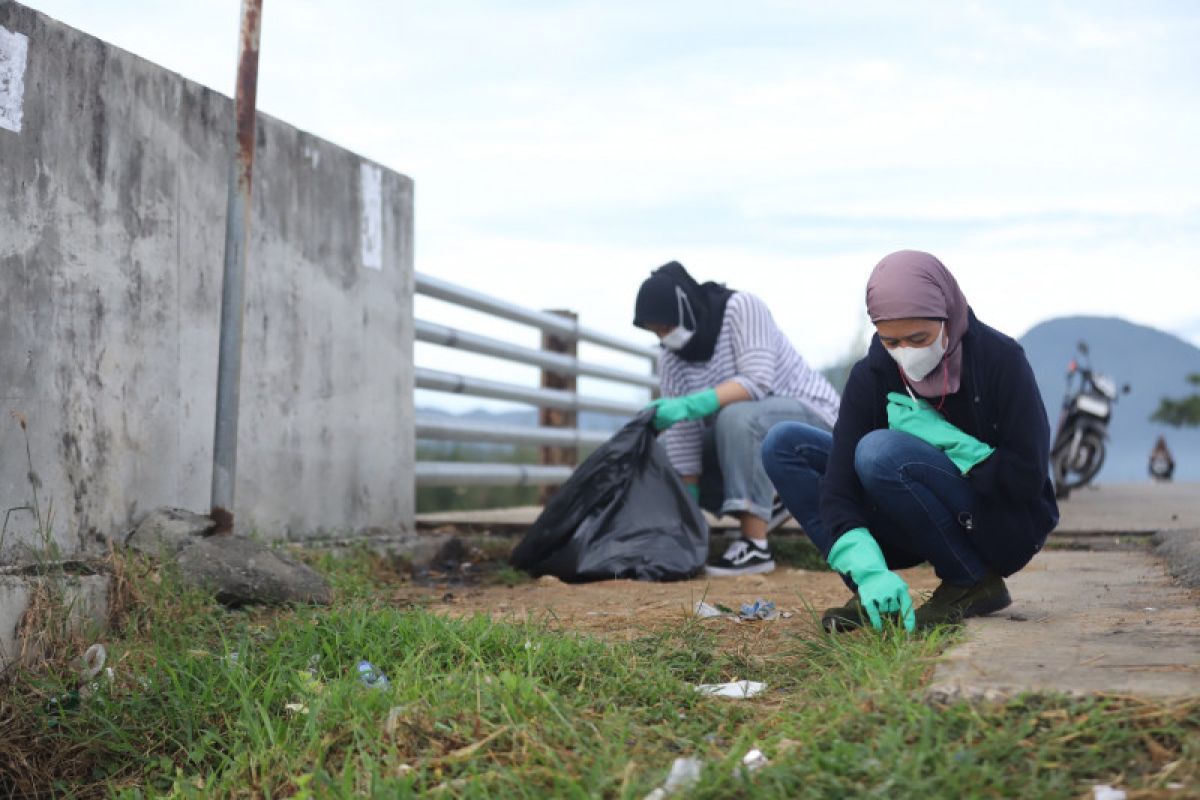 GERAKAJADULU bersih-bersih sampah di kawasan wisata Banda Aceh