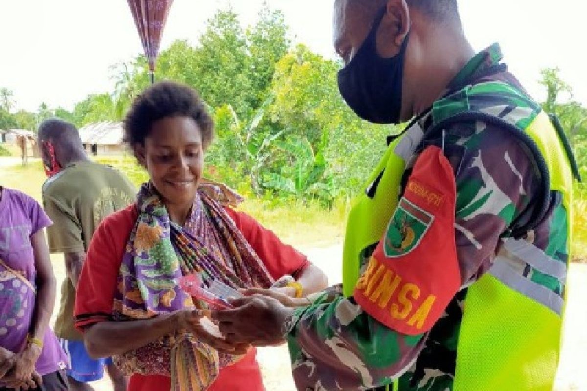 TNI Boven Digoel bagikan alat mandi untuk warga Waropko Papua