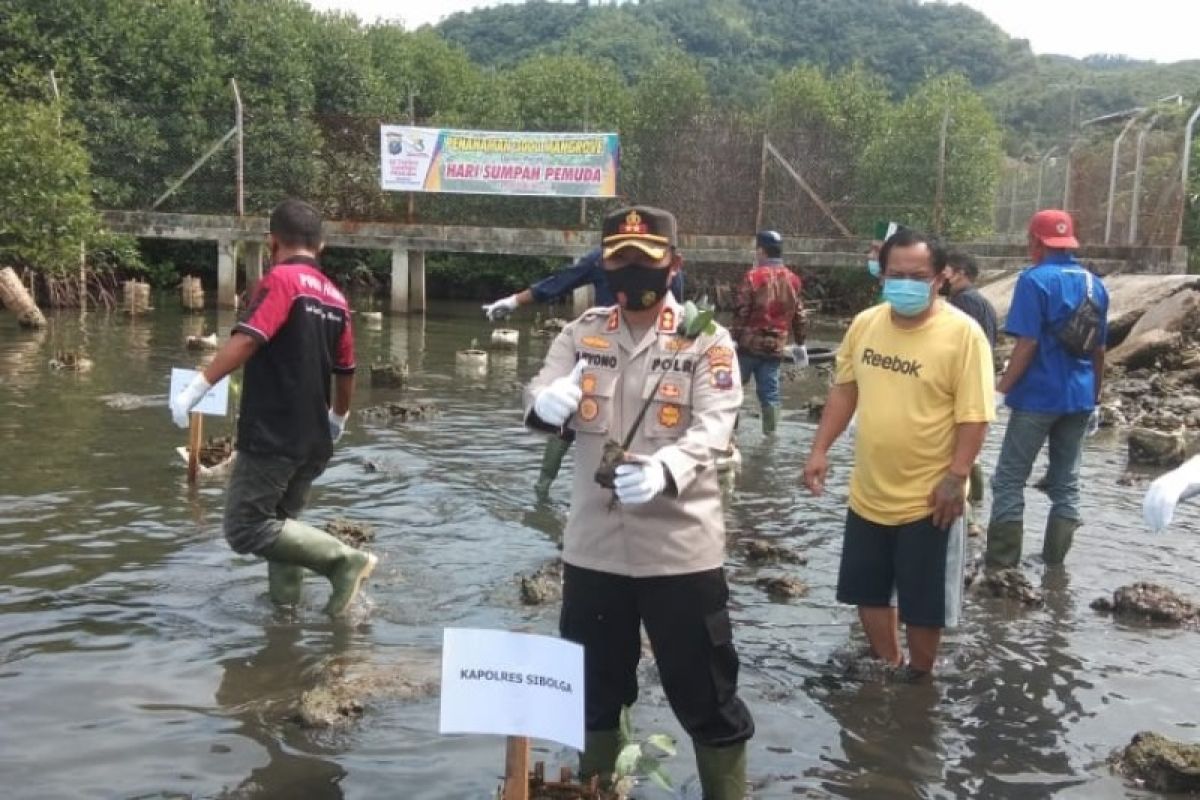 Polres Sibolga tanam 3.000 bibit pohon mangrove jaga kelestarian lingkungan