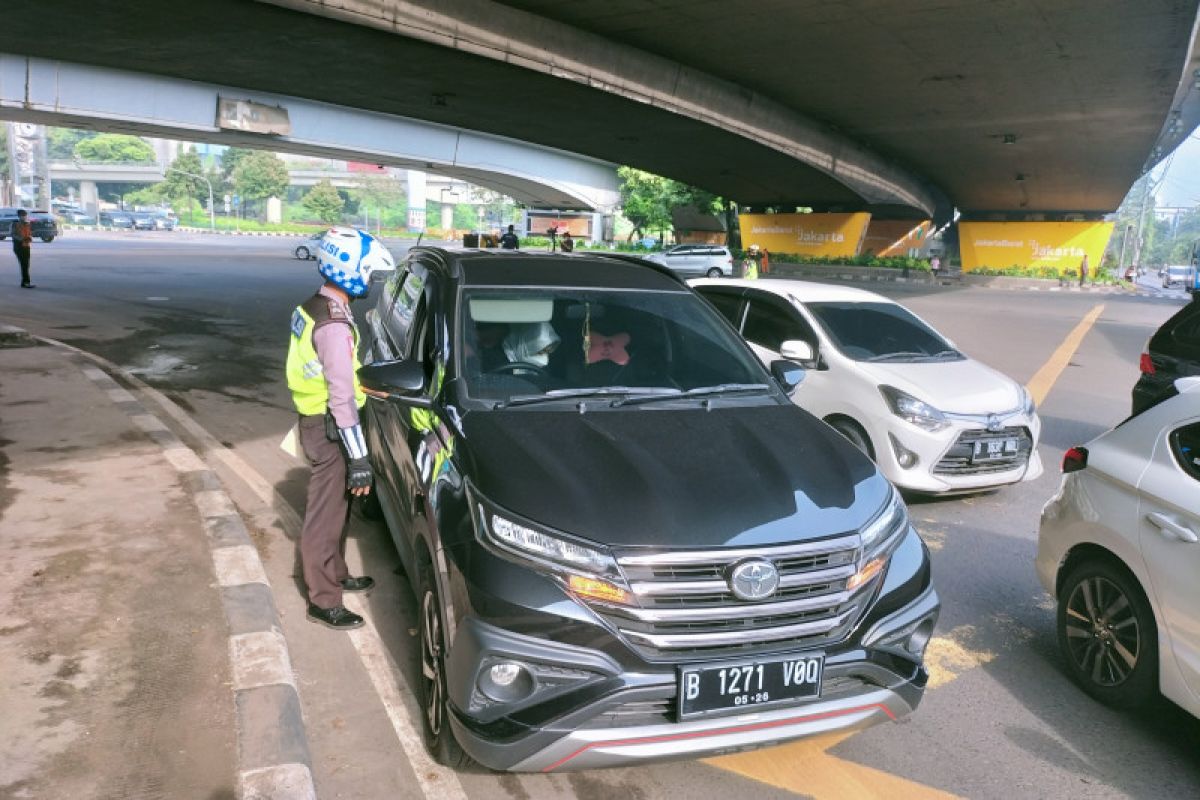 Polres Jakarta Barat mulai beri sanksi tilang ganjil genap Kamis ini