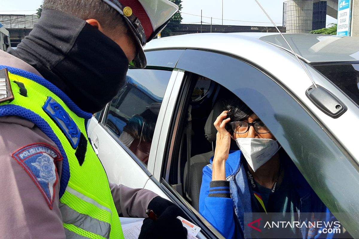 Petugas beri tilang puluhan pelanggar ganjil genap di Jalan Fatmawati