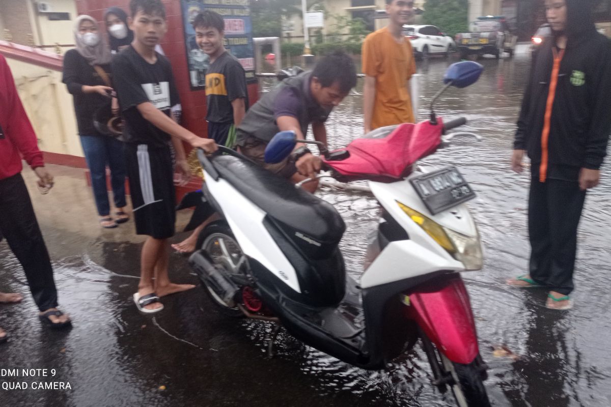 Ruas jalan di Rangkasbitung dilanda banjir