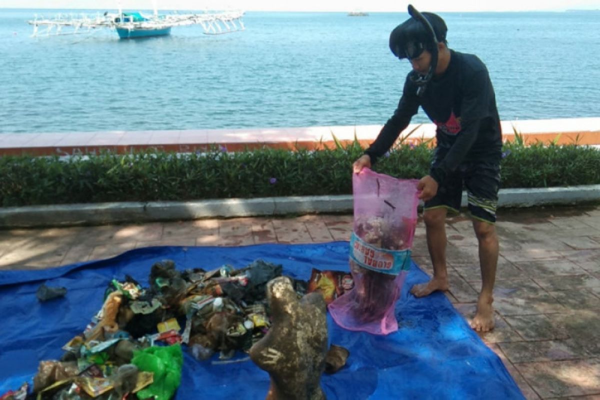 Aksi bersihkan laut warnai peringatan Sumpah Pemuda di Polewali Mandar