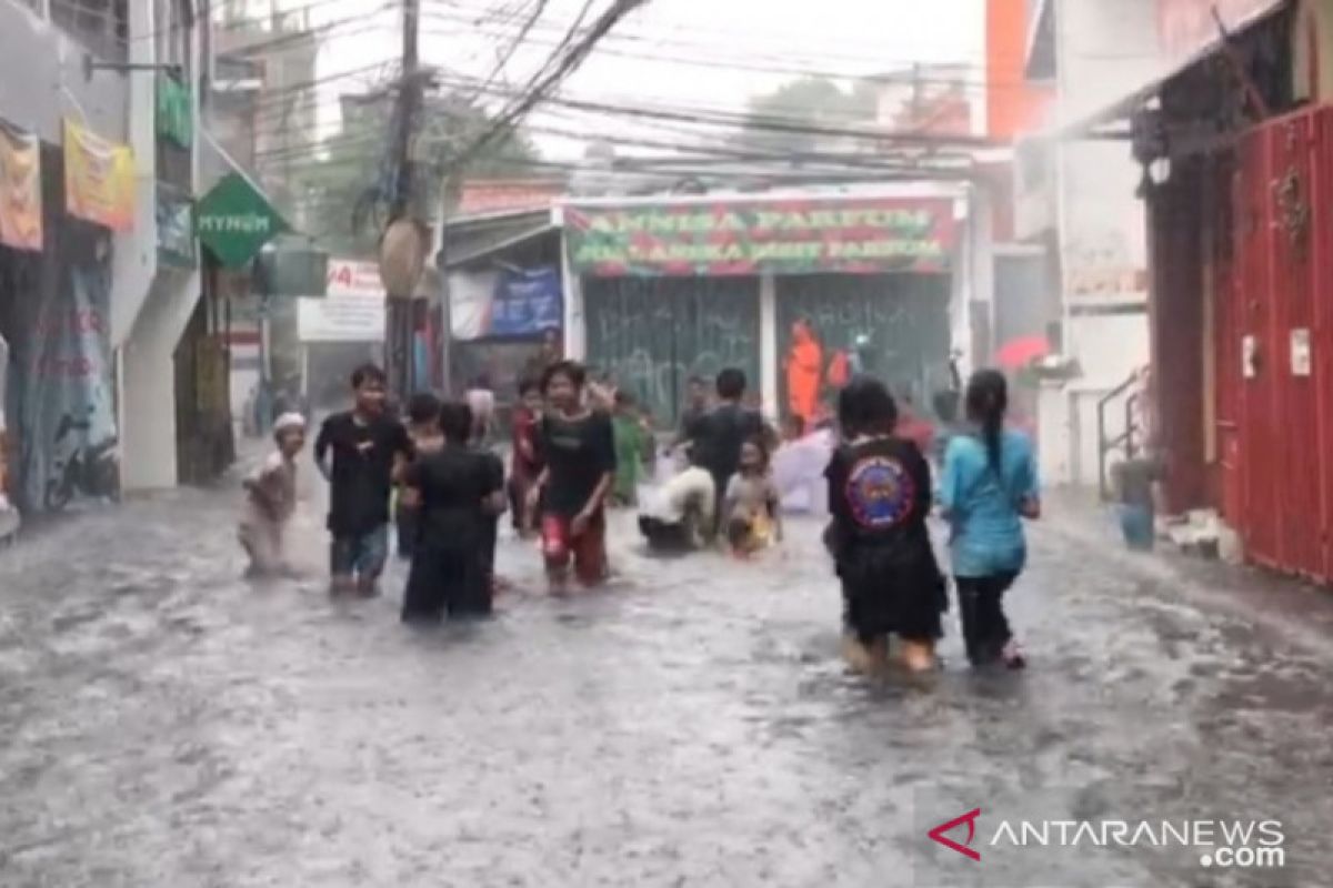 Sudin SDA Jaksel Sebut Genangan Air Akibat Hujan Deras Surut 15 Menit ...