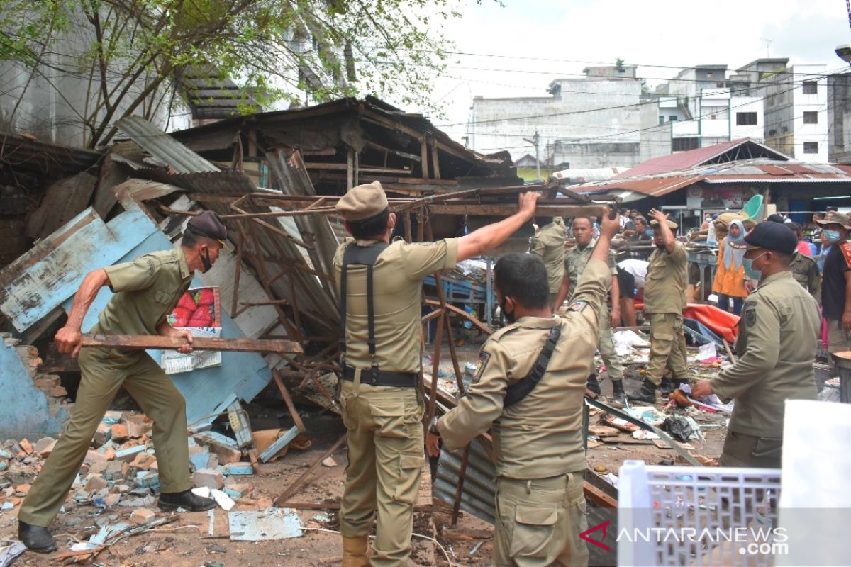 Satpol PP bongkar kios pasar buah Kota Kisaran