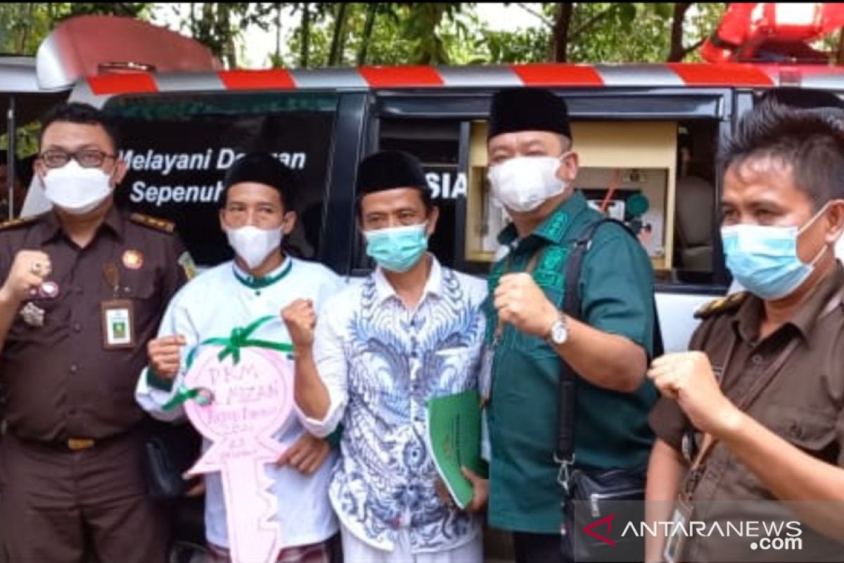 Warga Desa Mancak Terima Hibah Ambulance Dari Kajati Banten