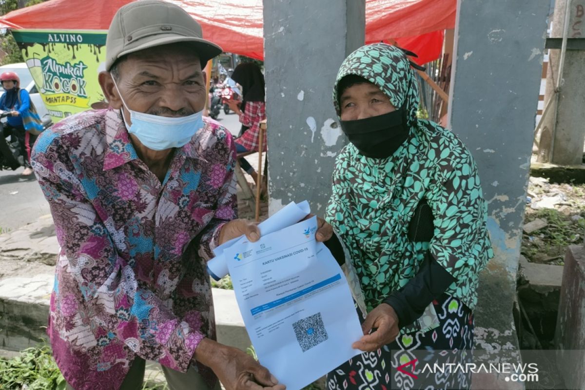 Gubernur Bengkulu minta penerima bansos segera vaksinasi COVID-19
