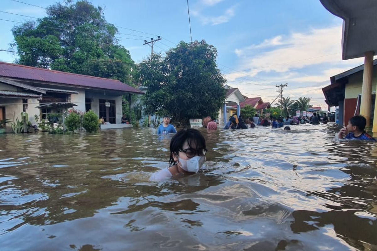 Banjir di Sekadau bertahan, warga antusias main air