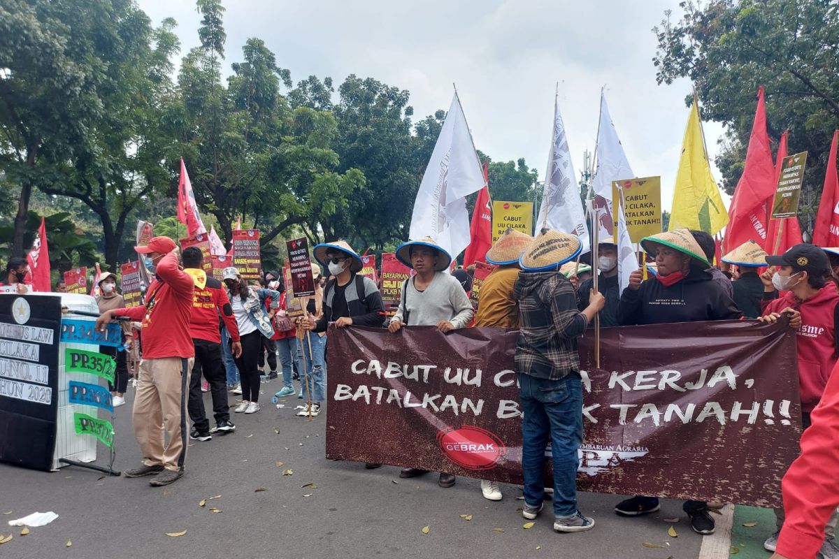 Aliansi buruh - mahasiswa sampaikan 13 tuntutan evaluasi Jokowi-Maruf