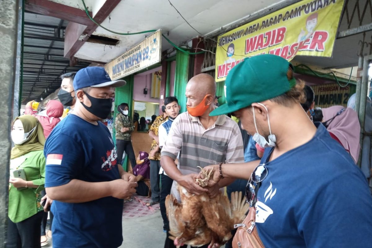Berhadiah ayam, warga Tulungagung antusias ikut vaksinasi di pasar