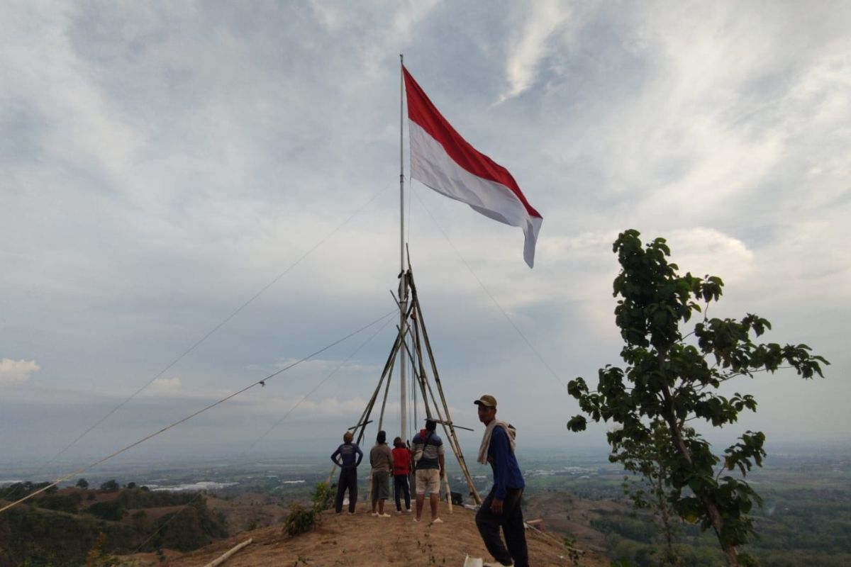 Warga Terban kibarkan Merah Putih di Gunung Patiayam peringati Sumpah Pemuda