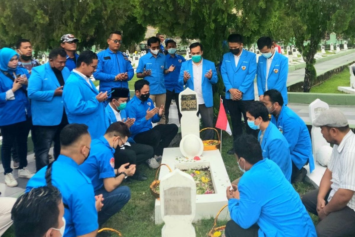 Peringati Sumpah Pemuda, KNPI Sumut ziarah ke makam pahlawan