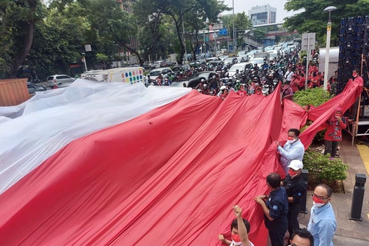 Bendera Merah Putih raksasa dibentangkan di Jalan Kramat Raya, Jakarta Pusat
