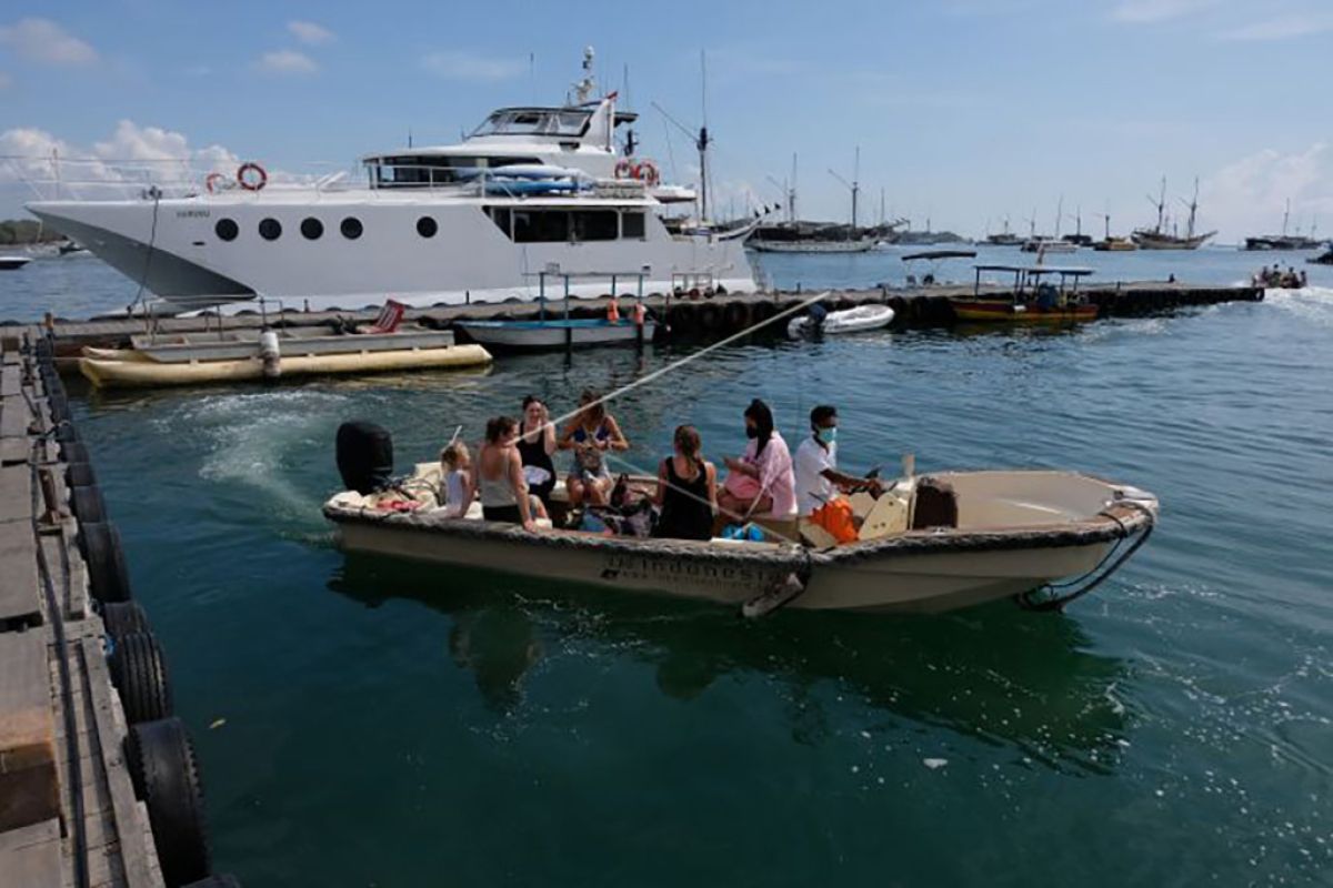 Aktivitas pariwisata di Pelabuhan Serangan