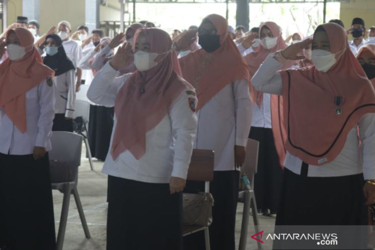 79 orang tenaga pendidik di HSS terima anugerah tanda kehormatan