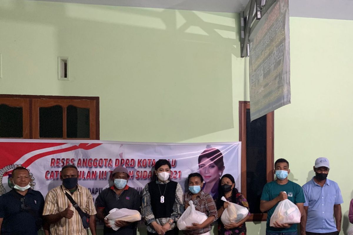 Anggota DPRD Palu Ratna Mayasari Agan bagikan sembako dan kursi kepada warga saat reses