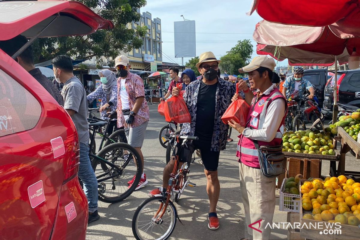 Peringati Hari Senyum Sedunia dan Hari Batik Nasional, Telkom Witel Babel Adakan Friday Funbike Berbagi