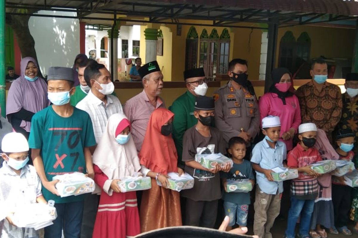 Kapolres bantu sembako, Al Washliyah bantu anak yatim