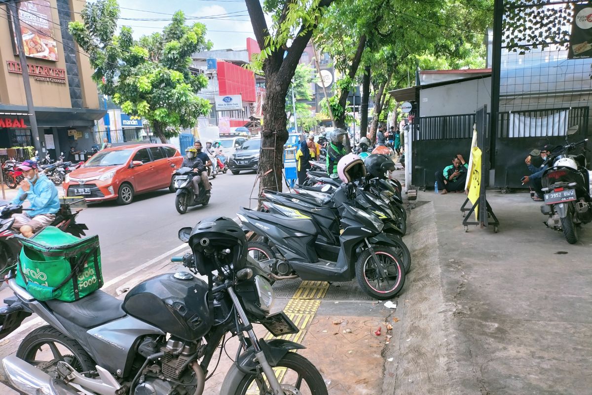 Pemkot Jakbar akan cabut pentil motor parkir di trotoar Tanjung Duren