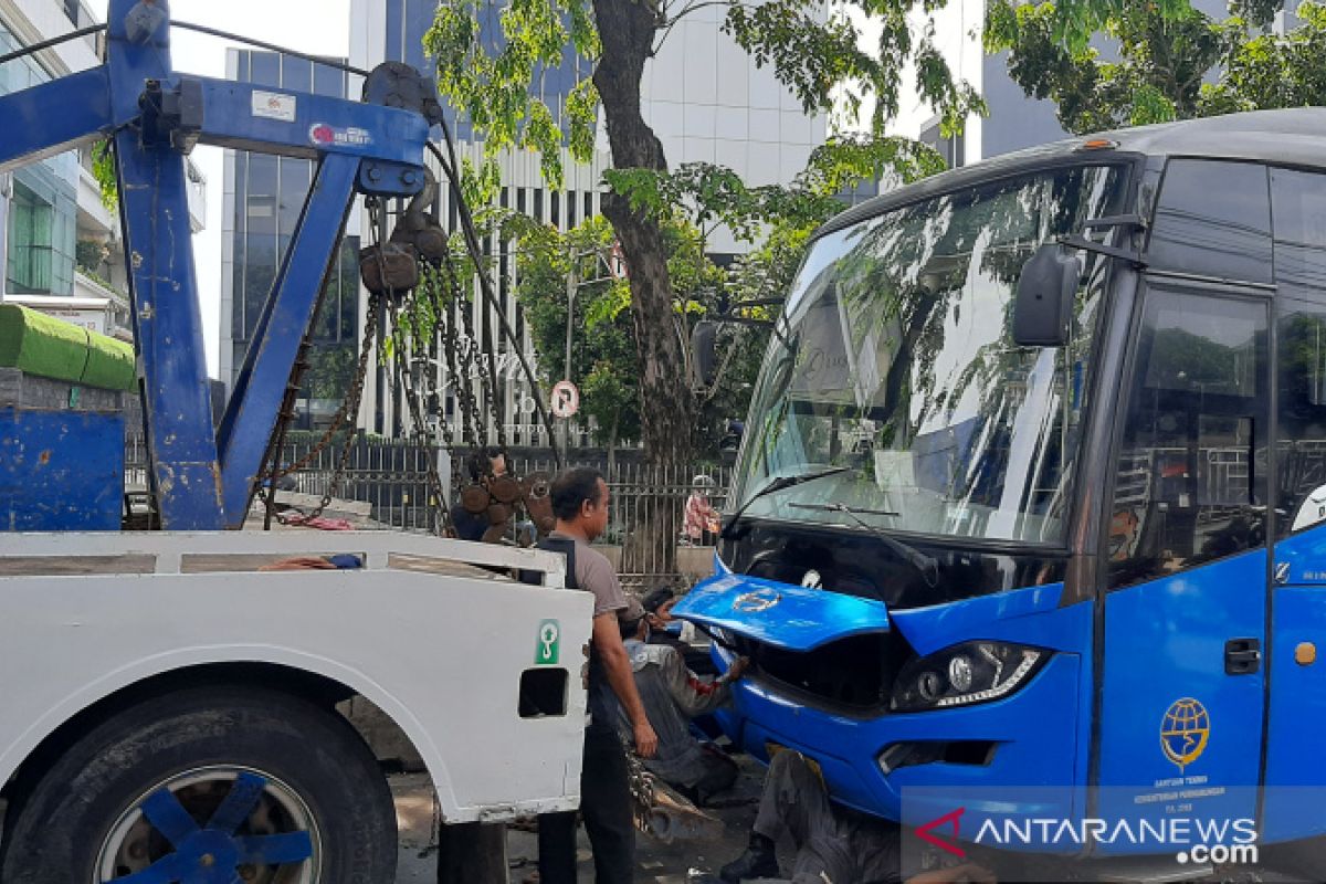 Bus TransJakarta tabrak pembatas Jalan di Jalan Sultan Iskandar Muda