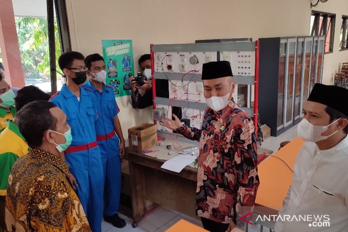 SMK Jatim bimbing santri miliki keahlian