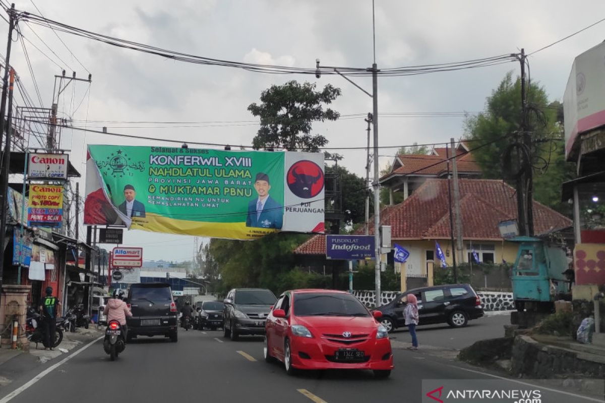 Jalur Puncak-Cianjur sangat padat di sejumlah titik hingga petang