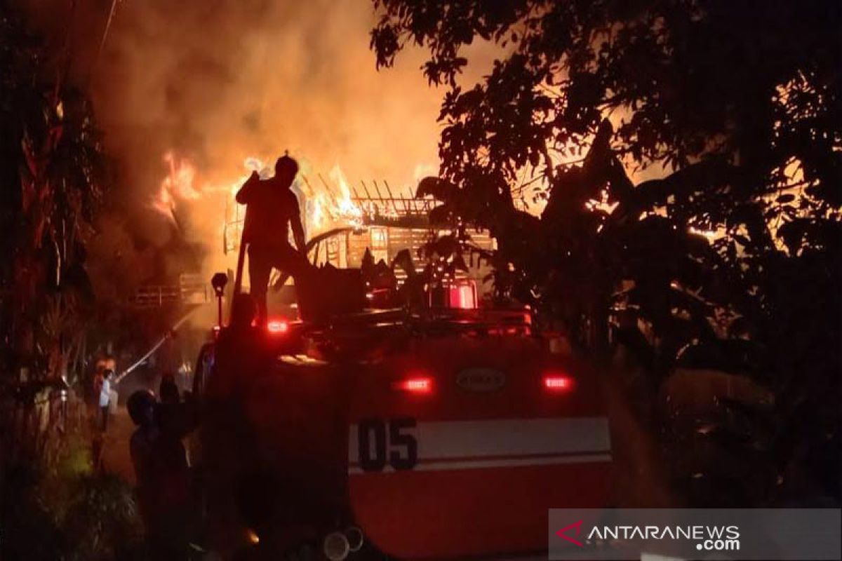 Bangunan eks penginapan di kawasan Pasar PBB terbakar