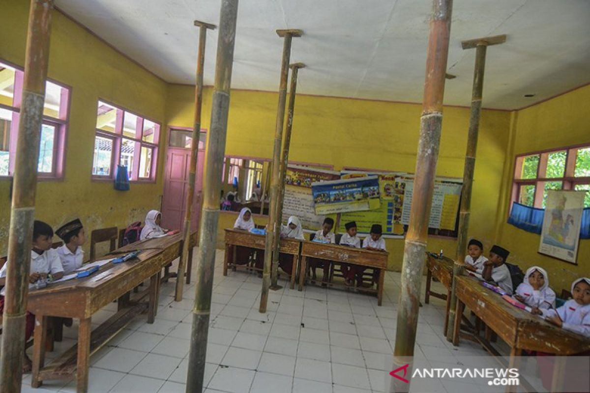 Dinas Pendidikan Karawang akui hingga kini masih banyak ruang sekolah rusak